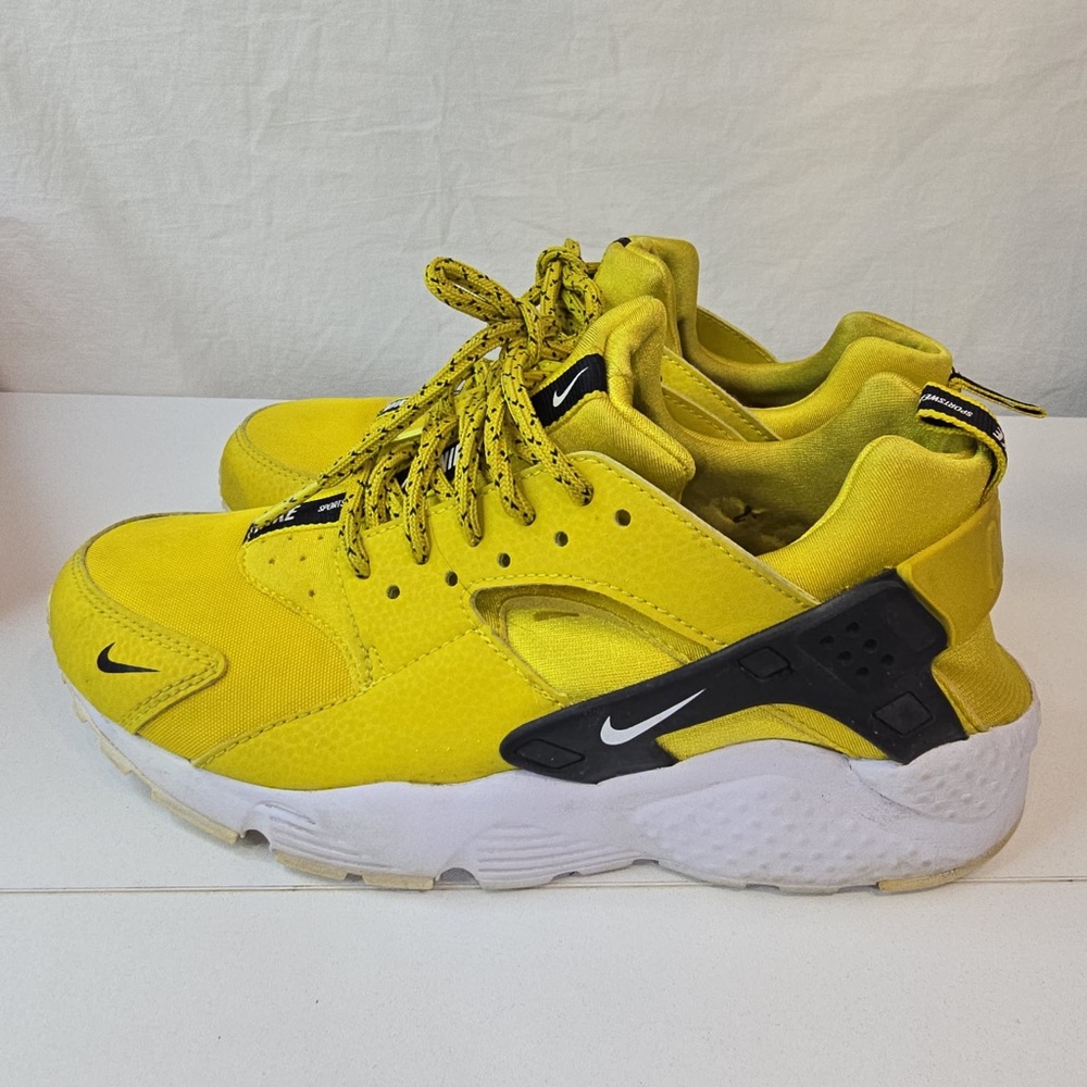 Nike Kids Bright Yellow and Black Sneakers sz 6